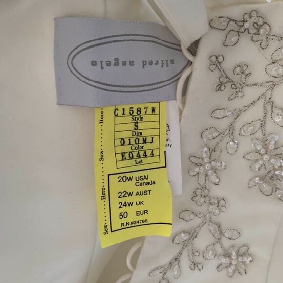 Alfred Angelo ivory halter neck, figure-flattering for curvy bride. Size 20W - Picture 6 of 11